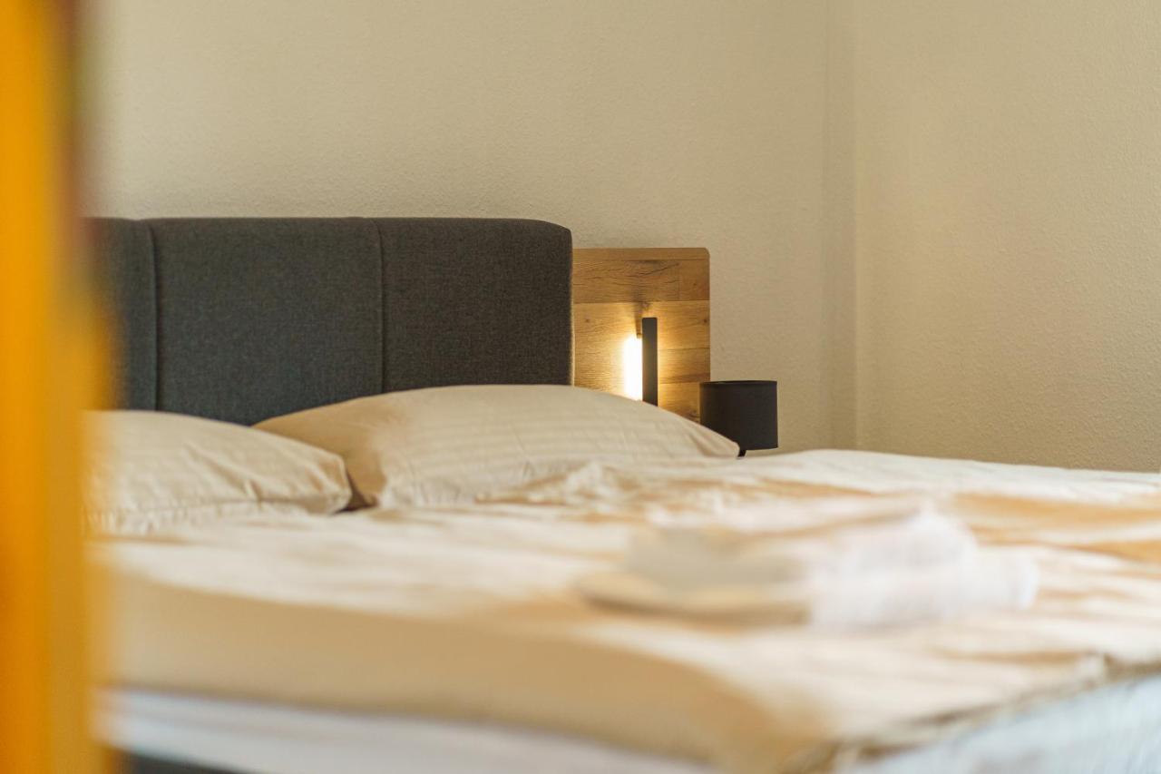 Grosszuegiges Apartment Mit Balkon Fuer Monteure Und Feriengaeste ديلينجن دير سار المظهر الخارجي الصورة